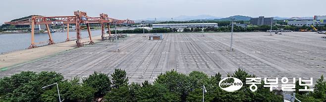 경인항 김포터미널 컨테이너 부두의 물동량 실적이 전혀 없는 상태가 수년간 이어지고 있는 가운데, 한국수자원공사와 항만 운영사의 향후 실적 개선 계획은 마땅치 않은 상황이다. 사진은 1일 오전 텅 빈 김포터미널 부두의 모습. 임채운기자