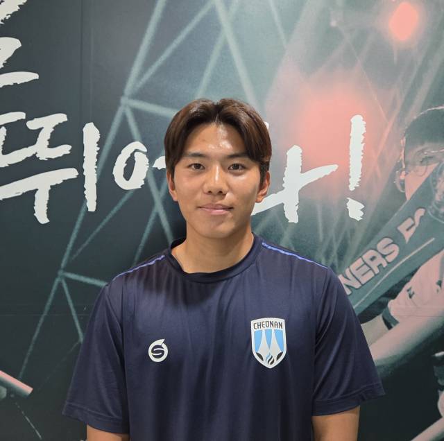 31일 안산그리너스와의 경기를 마친 천안시티FC 진의준이 믹스트존 인터뷰에 앞서 사진촬영을 하고 있다. 사진=이재범 기자.