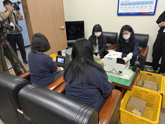 대구 서구선거관리위원회 직원들이 관외 사전투표 회송용 봉투를 접수기에 등록하며 수량을 확인하고 있다. 박수연 기자