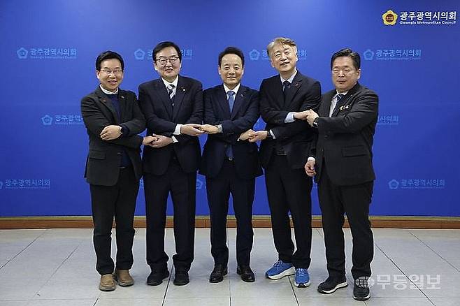 광주구청장협의회가 올해 초 광주시의회에서 기자회견을 진행한 뒤 인사를 나누고 있다. 박병규 광산구청장(왼쪽부터), 문인 북구청장, 임택 동구청장, 김이강 서구청장, 김병내 남구청장.   /뉴시스