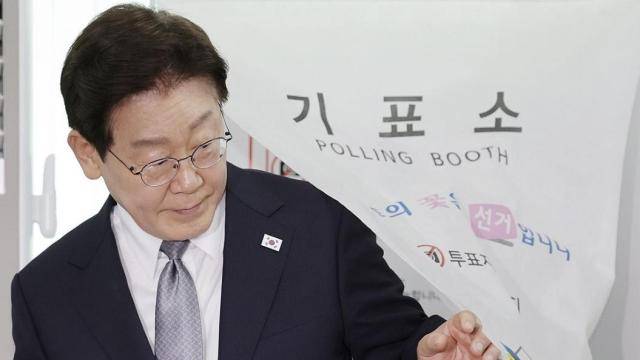 이재명 대통령이 제9회 전국동시지방선거 사전투표 첫날인 지난달 29일 서울 종로구 삼청동 주민센터에 마련된 사전투표소에서 투표를 마친 뒤 기표소에서 나오고 있다. [사진=연합뉴스]