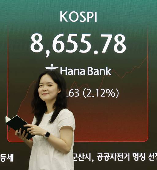 코스피가 전 거래일(8476.15)보다 9.52포인트(0.11%) 상승한 8485.67에 개장한 1일 오전 서울 중구 하나은행 딜링룸 전광판에 지수가 표시 되고 있다. /뉴시스