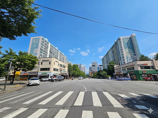 서울 강남구 청담동 청담동 진흥아파트(왼쪽)과 삼성동 진흥아파트 모습. 두 단지는 학동로와 7호선 청담역을 사이에 두고 마주하고 있다.(사진제공=청담동 진흥아파트 재건축준비위원회)