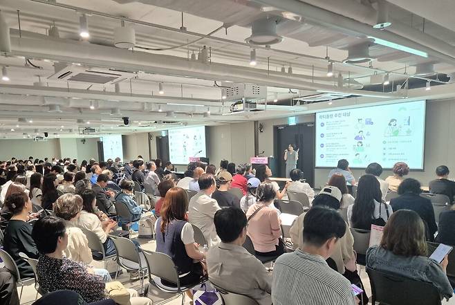 서울 코엑스 마곡에서 열린 2026년 서울 약사학술제 팜엑스포에서 최주애 약사가 발표를 하고 있다.&nbsp;/메디톡스 제공