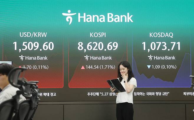 ▲코스피가 상승 출발해 장중 사상 처음 8,600선을 넘어선 1일 서울 중구 하나은행 딜링룸에서 직원이 업무를 보고 있다. [사진=연합뉴스]