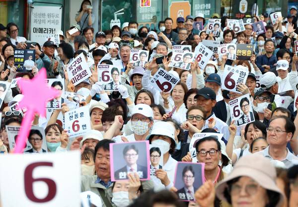 21일 오후 부산 북구 구포시장 쌈지공원에서 열린 무소속 한동훈 부산 북갑 국회의원 보궐선거 후보 출정식에서 지지자들이 연설을 듣고 있다. 2026.5.21. 연합뉴스