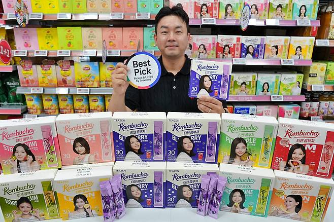 롯데마트 제타플렉스 잠실점에서 '티젠 콤부차 블루베리' 신상품을 홍보하는 김현묵 MD(상품기획자)의 모습 (사진=롯데마트)