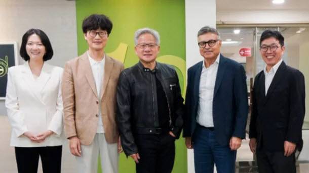 최수연 네이버 대표, 이해진 네이버 이사회 의장, 젠슨 황 엔비디아 CEO, 제이 퓨리(Jay Puri) 엔비디아 총괄 부사장, 김유원 네이버클라우드 대표가 지난해 5월 22일(현지시간) 대만 엔비디아 오피스에서 미팅 후 기념촬영을 하고 있다. (사진=네이버)