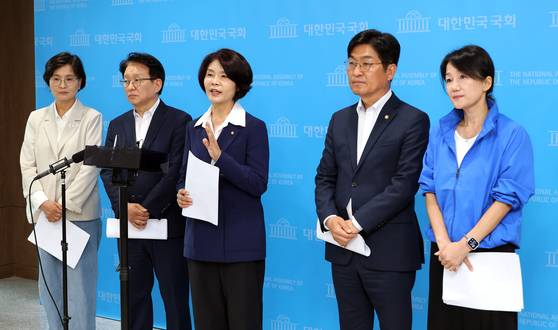 〈YONHAP PHOTO-3639〉 김부겸 지지 호소하는 대구 경북 출신 민주당 의원들   (서울=연합뉴스) 배재만 기자 = 더불어민주당 김부겸 대구시장 후보 캠프 권칠승 공동선대위원장(왼쪽 두 번째)을 비롯한 대구 경북 출신 의원들이 1일 국회 소통관에서 김부겸 후보 지지를 호소한 뒤 기자들의 질문에 답하고 있다. 왼쪽부터 임미애, 권칠승, 한정애, 박해철, 이재정 의원. 2026.6.1   scoop@yna.co.kr/2026-06-01 12:28:25/ 〈저작권자 ⓒ 1980-2026 ㈜연합뉴스. 무단 전재 재배포 금지, AI 학습 및 활용 금지〉
