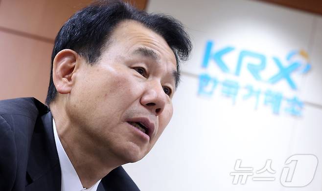 정은보 한국거래소 이사장이 지난 19일 서울 영등포구 여의도 한국거래소에서 뉴스1과 인터뷰를 하고 있다.  그는 "좀비 기업 및 동전주 기업 등 퇴출 기준에 미달되는 기업은 시장에서 강력하게 내보낸다는 방침에 따라 내년까지 300개 기업이 퇴출될 것"이라고 말했다.ⓒ 뉴스1 김성진 기자