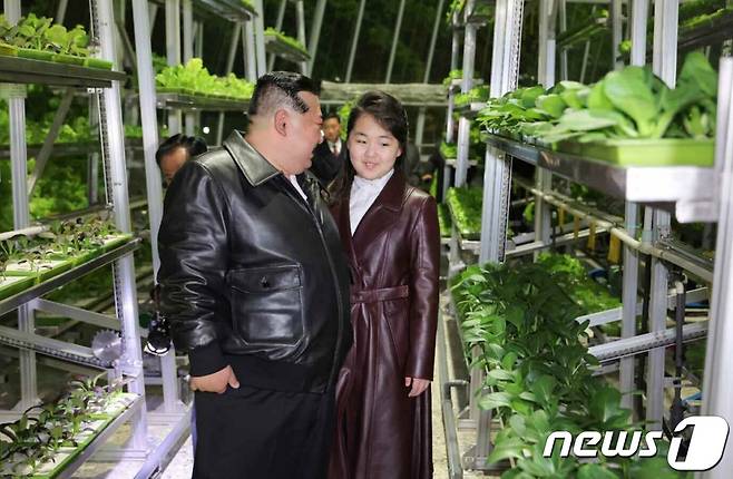 2024년 3월 김정은 총비서는 강동종합온실 준공 및 조업식에 딸 주애가 함께 동행했을 때 사진. [국내에서만 사용가능. 재배포 금지. DB 금지. For Use Only in the Republic of Korea. Redistribution Prohibited] rodongphoto@news1.kr
