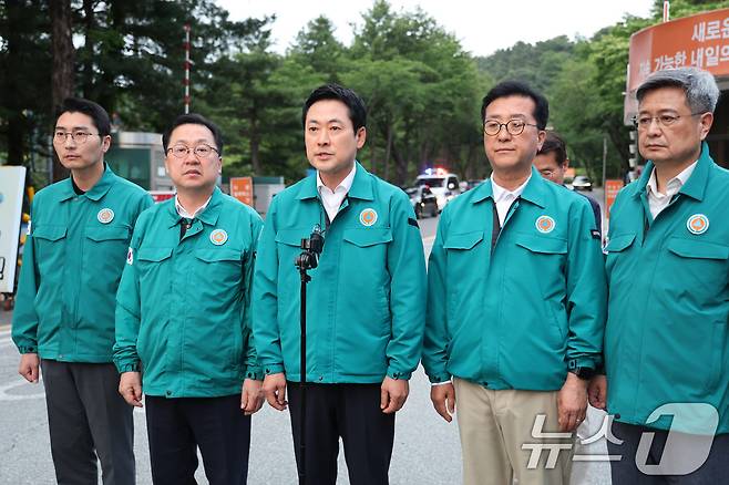 장동혁 국민의힘 대표가 1일 폭발 사고가 발생한 대전 유성구 한화에어로스페이스 대전사업장을 방문한 후 입장을 밝히고 있다. 2026.6.1 ⓒ 뉴스1 신웅수 기자