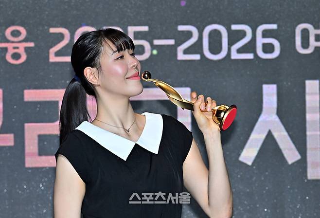 KB 박지수가 6일 서울 용산구 서울드래곤시티 그랜드볼룸에서 열린 BNK금융 2025-2026 여자프로농구 정규리그 시상식에서 MVP를 포함한 3관왕에 오른 뒤 기념촬영을 하고 있다. 사진 | 박진업 기자 upandup@sportsseoul.com