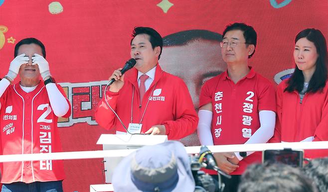 사전투표 마지막 날인 30일 강원 춘천 공지천 사거리에서 국민의힘 장동혁 위원장이 김진태 강원지사 후보와 정광열 춘천시장 후보 지지를 호소하고 있다.  사진|연합뉴스