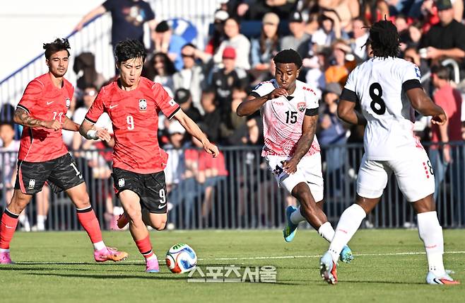 이기혁(가운데)이 31일(한국시간) 미국 유타주 프로보 스미스 필드 하우스 사우스 필드에서 진행된 트리니다드토바고와의 평가전에서 드리블을 하고 있다.