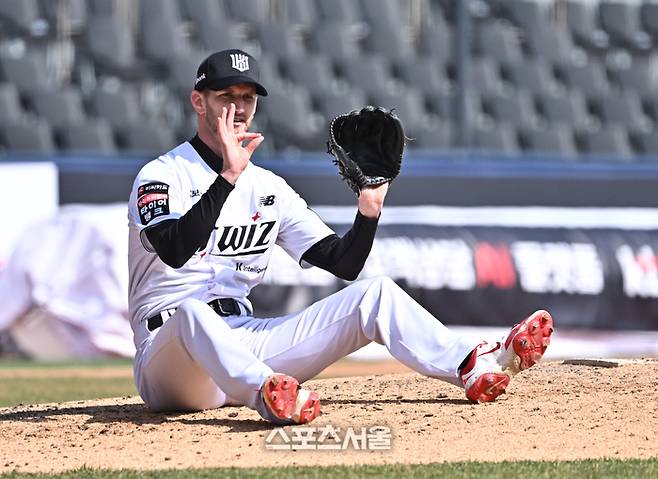 KT 보쉴리가 19일 수원 KT위즈파크에서 열린 2026 KBO리그 키움과 시범경기 5회초 2사 키움 김건희의 강습 타구를 겨우 피한 뒤 그라운드에 주저앉아 괜찮다는 제스처를 하고 있다. 수원 | 박진업 기자 upandup@sportsseoul.com
