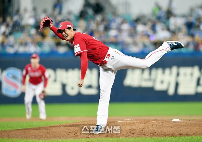 SSG 김광현이 14일 대구 삼성라이온즈파크에서 열린 2025 KBO리그 삼성과 준플레이오프 4차전에 선발 등판해 힘차게 공을 던지고 있다. 대구 | 박진업 기자 upandup@sportsseoul.com