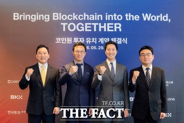 김성환 한국투자증권 대표(왼쪽부터), 네테로 다이 OKX 글로벌 마켓 총괄 대표, 차명훈 코인원 대표, 정철호 컴투스홀딩스 대표가 지난달 29일 서울 영등포구 코인원 본사에서 진행된 코인원 투자 유치 계약 체결식에서 포즈를 취하고 있다. /한국투자증권