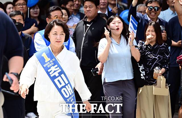 추미애 더불어민주당 경기도지사 후보가 28일 오후 경기 광주시 참조은병원 앞 집중유세에 참석하고 있다. /광주=임영무 기자