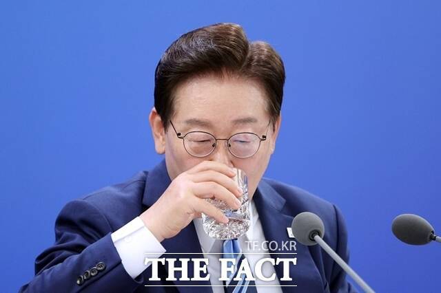 이재명 대통령 취임 이후 부동산 시장은 대통령의 한마디에 즉각 반응하는 모습을 보였다. 대출과 주택공급 정책을 둘러싼 메시지가 시장의 기대와 불안을 동시에 자극했다는 평가가 나온다. 사진은 이재명 대통령이 지난달 27일 부산 해운대구에서 열린 제48차 유네스코 세계유산위원회 개최 준비 현황 보고회에서 잠시 물을 마시고 있다. /뉴시스