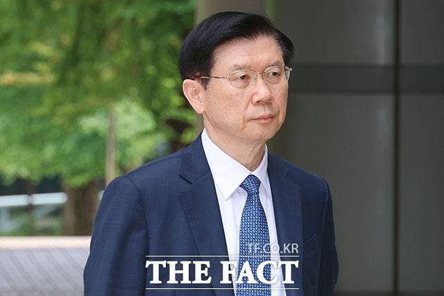 윤석열 전 대통령 체포방해 혐의를 받는 박종준 전 대통령 경호처장이 1일 오후 서울 서초구 서울중앙지방법원에서 열린 1심 결심공판에 출석하고 있다. /서예원 기자
