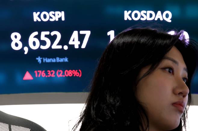 코스피가 장중 첫 8600선을 돌파한 1일 오전 서울 중구 하나은행 본점 딜링룸 현황판에 전장대비 176.32포인트(2.08%) 상승한 8,652.47을 나타내고 있다./뉴스1