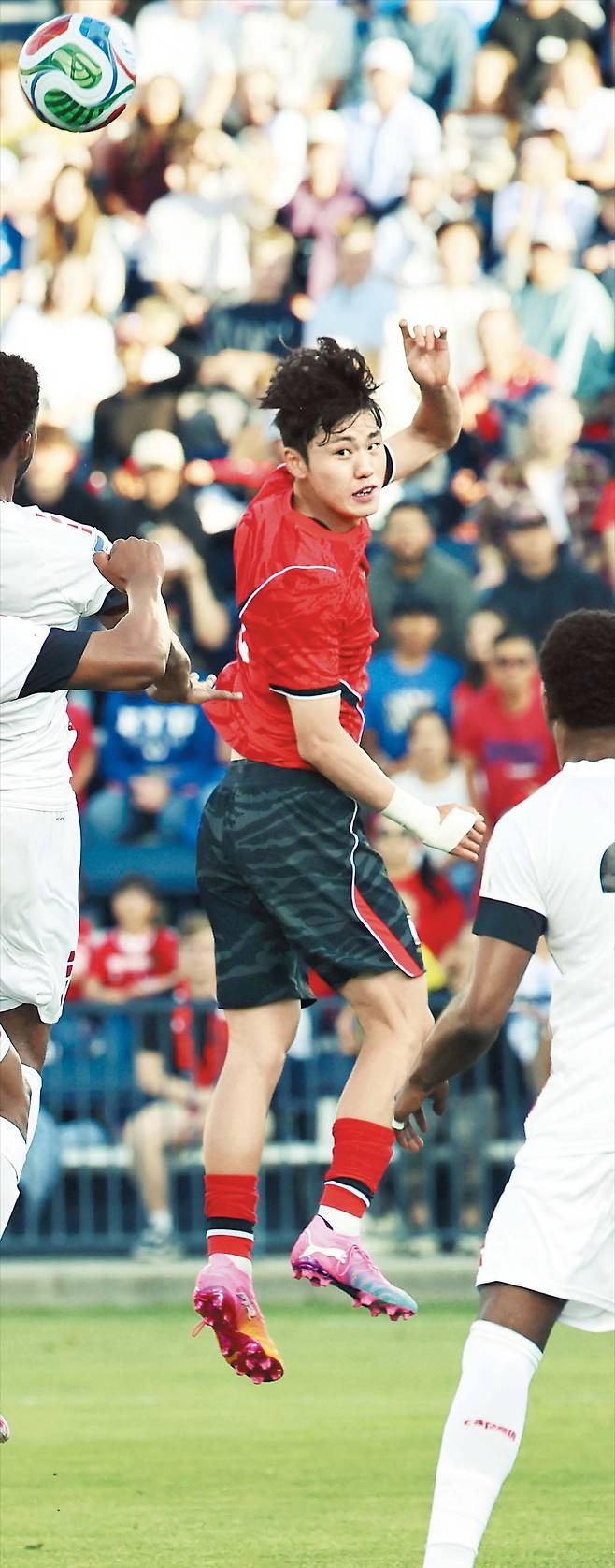 이기혁이 지난달 31일(한국 시각) 미국 유타주 프로보에서 열린 트리니다드토바고와의 평가전에서 공중볼 경합을 벌이고 있다. 이날이 두 번째 A매치 출전인 이기혁은 안정된 수비와 유기적인 연계 플레이로 월드컵 주전 수비수 경쟁에 청신호를 밝혔다. /연합뉴스