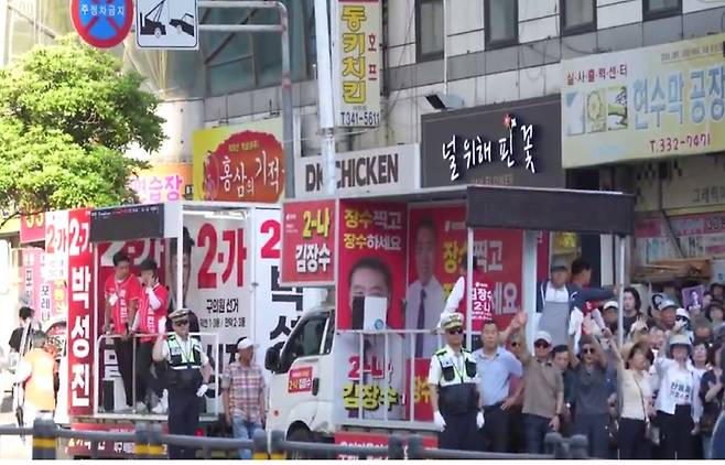 부산 북구 ‘나’선거구에 출마한 국민의힘 박성진·김장수 후보가 지난 31일 부산 덕천동 숙등역 인근에서 열린 한 후보 집중 유세장에 모습을 보였다./조선DB