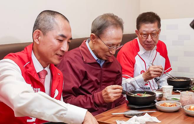 이명박(가운데) 전 대통령이 31일 오후 부산 해운대구의 한 돼지국밥집에서 국민의힘 박형준(오른쪽) 부산시장 후보와 박민식 북갑 보궐선거 후보 등과 함께 식사를 하고 있다./연합뉴스