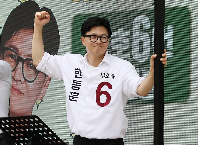 한동훈 무소속 부산 북구갑 국회의원 후보가 26일 부산 북구 구포동 일대에서 유세차에 올라 유권자들에게 지지를 호소하고 있다. 2026.5.26 ⓒ 뉴스1 윤일지 기자