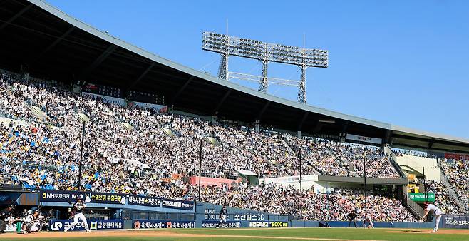 2026 신한은행 SOL KBO리그 두산 베어스와 LG 트윈스의 경기가 매진됐다. 3루 두산 응원단이 응원을 펼치고 있다. /뉴스1