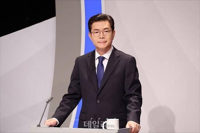 정원오 더불어민주당 서울시장 후보가 지난달 28일 오후 서울 마포구 SBS프리즘타워에서 열린 2026 서울특별시장선거 후보자 토론회에서 토론 준비를 하고 있다. ⓒ데일리안 홍금표 기자
