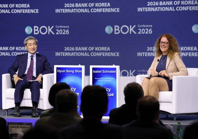 대담 나누는 신현송(왼쪽) 한은 총재와 이자벨 슈나벨 ECB 집행이사. [연합뉴스]