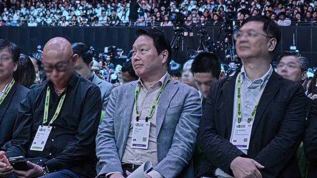 최태원 SK그룹 회장이 1일(현지시간) 대만 타이페이에서 열린 엔비디아 GTC에 참관하고 있다. SK하이닉스 제공