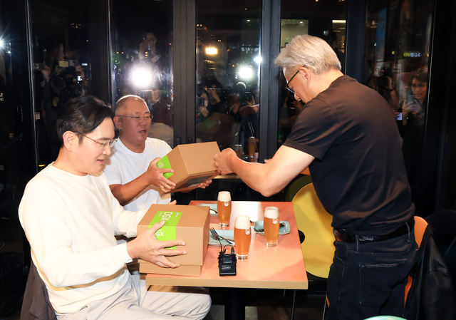 이재용(왼쪽부터) 삼성전자 회장, 정의선 현대자동차그룹 회장, 젠슨 황 엔비디아 최고경영자(CEO)가 작년 10월 30일 서울 강남구 삼성역 인근 깐부치킨 매장에서 회동을 갖고 있다. 공동취재=연합뉴스.