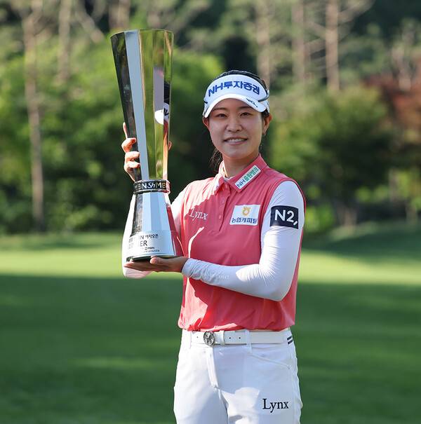 2026년 한국여자프로골프(KLPGA) 투어 Sh수협은행·MBN 여자오픈 우승을 차지하며 KLPGA 투어 통산 20승을 달성한 박민지 프로가 우승 트로피를 들고 기념 촬영하는 모습이다. 사진제공=KLPGA (사진을 무단으로 사용하지 마십시오.)
