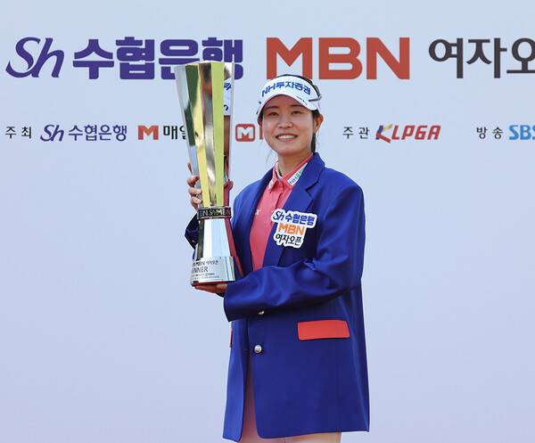 2026년 한국여자프로골프(KLPGA) 투어 Sh수협은행·MBN 여자오픈 우승을 차지하며 KLPGA 투어 통산 20승을 달성한 박민지 프로가 우승 트로피를 들고 기념 촬영하는 모습이다. 사진제공=KLPGA (사진을 무단으로 사용하지 마십시오.)