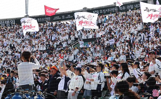 <yonhap photo-4326="">(부산=연합뉴스) 강선배 기자 = 5일 부산 사직야구장에서 열린 프로야구 SSG 랜더스와 롯데 자이언츠의 경기에서 만원 관중이 열띤 응원을 하고 있다. <저작권자 ⓒ 1980~2026 ㈜연합뉴스. 무단 전재 재배포 금지, AI 학습 및 활용 금지></yonhap>