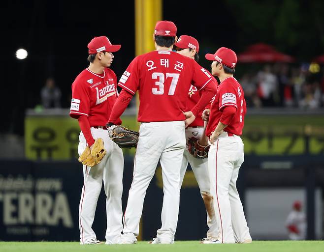 <yonhap photo-6657="">22일 광주기아챔피언스필드에서 열린 프로야구 SSG 랜더스와 KIA 타이거즈의 경기. SSG 내야진이 6회 말 투수 교체 때 플레이에 대해 논의하고 있다. 2026.5.22 [연합뉴스]</yonhap>