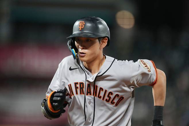 <yonhap photo-3891=""> San Francisco Giants' Jung Hoo Lee hurries back to first base after singling off Colorado Rockies relief pitcher Juan Mejia in the ninth inning of a baseball game Friday, May 29, 2026, in Denver. (AP Photo/David Zalubowski)/2026-05-30 13:23:39/ <저작권자 ⓒ 1980~2026 ㈜연합뉴스. 무단 전재 재배포 금지, AI 학습 및 활용 금지></yonhap>