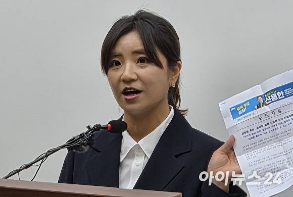 국민의힘 김영환 충북도지사 후보 캠프 김소연 법률지원단장이 1일 충북도청에서 기자회견을 열고 민주당 신용한 충북지사 후보 캠프의 공무원 선거 개입 의혹 제기에 대한 입장을 밝히고 있다. [사진=이용민 기자]