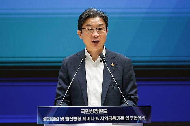 금융당국이 지난달 22일 출시돼 일주일 만에 완판된 국민참여형 국민성장펀드에 이어 기관투자자용 상품 출시에 시동을 걸었다. 시장에선 최근 코스피에 비해 다소 침체됐던 코스닥 시장에도 훈풍이 불지 이목이 쏠린다. 연합뉴스