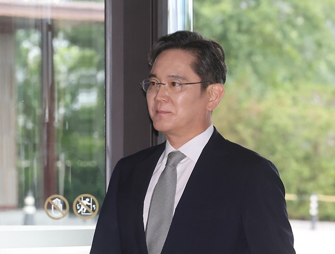 이재용 삼성전자 회장이 1일 서울 중구 신라호텔에서 열린 2026 삼성 호암상 시상식에 참석하기 위해 이동하고 있다. 연합뉴스