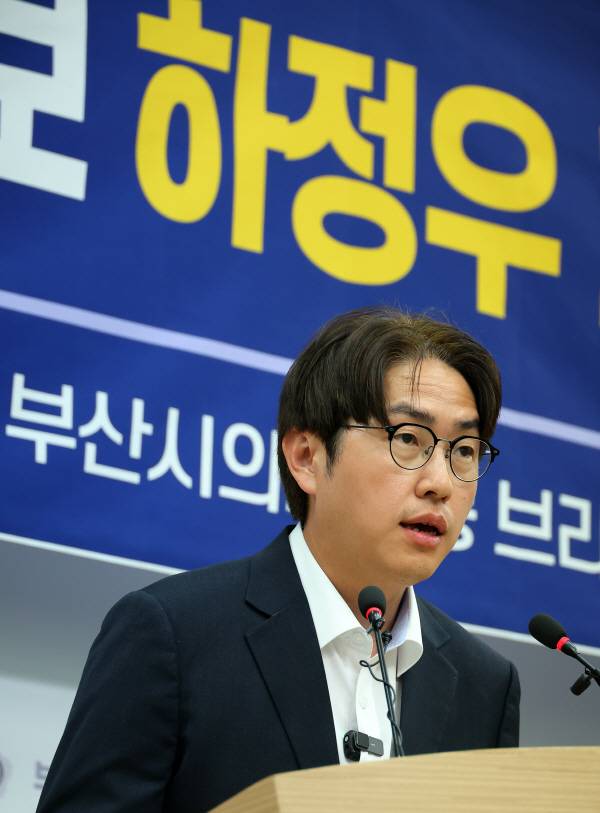 부산 북갑 국회의원 보궐선거에 출마한 더불어민주당 하정우 후보가 1일 부산 연제구 부산시의회에서 기자회견을 갖고 있다. 연합뉴스