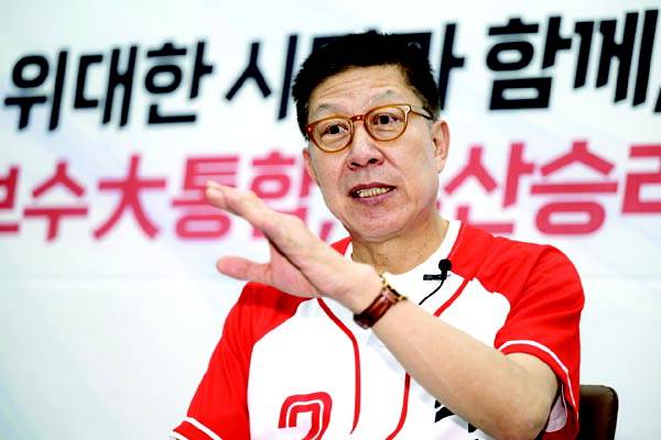 국민의힘 박형준 부산시장 후보가 지난달 31일 부산진구 선거사무소에서 국제신문과 인터뷰를 하면서 선거운동 기간 소회를 밝히고 있다.  전민철 기자