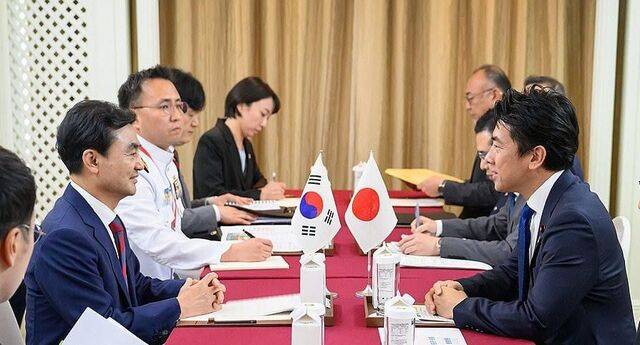 안규백 국방부 장관이 30일 오후(현지시간) 싱가포르에서 열린 제23차 아시아안보회의에 참석한 고이즈미 신지로 일본 방위상과 회담을 하고 있다. 국방부 제공
