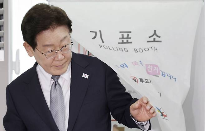 이재명 대통령이 제9회 전국동시지방선거 사전투표 첫날인 5월29일 서울 종로구 삼청동 주민센터에 마련된 사전투표소에서 투표를 마친 뒤 기표소에서 나오고 있다. 연합뉴스