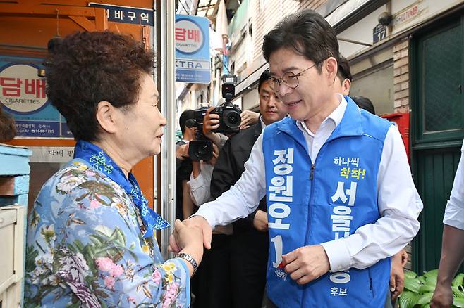 정원오 더불어민주당 서울시장 후보가 1일 서울 종로구 돈의동 쪽방촌을 방문해 주민과 인사를 나누고 있다. [사진출처=뉴스1]