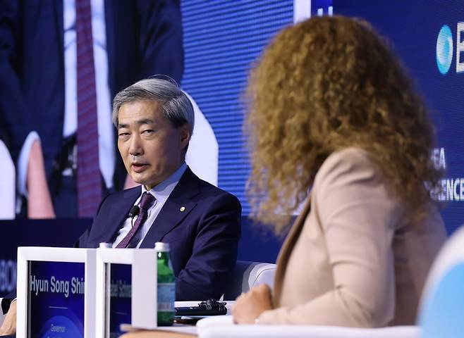 1일 서울 중구 한국은행 별관에서 열린 ‘2026 BOK 국제 콘퍼런스’에서 신현송 한국은행 총재가 이자벨 슈나벨 유럽중앙은행(ECB) 집행이사와 정책 대담을 하고 있다. [연합뉴스]