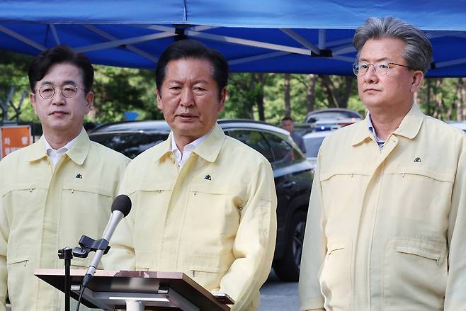 여야 당대표가 1일 폭발 사고가 발생한 대전 유성구 한화에어로스페이스 대전사업장을 찾았다. 정청래 더불어민주당 대표(왼쪽 사진 오른쪽)는 "당에서 지원할 일에 대해선 책임감 있고 성실하게 다 해줄 것"이라고 말했다. 장동혁 국민의힘 대표(오른쪽 사진 왼쪽)는 "2018년과 2019년에도 사망 사고가 있었던 만큼 정부가 보다 책임 있는 자세로 임해야 한다"고 했다.  뉴스1